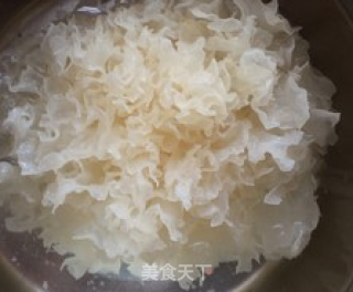 红枣雪耳炖木瓜的做法步骤：1