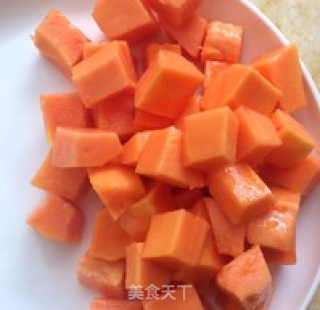 红枣雪耳炖木瓜的做法步骤：2