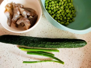 豌豆炒虾仁的做法步骤：1