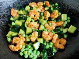 豌豆炒虾仁的做法步骤：8