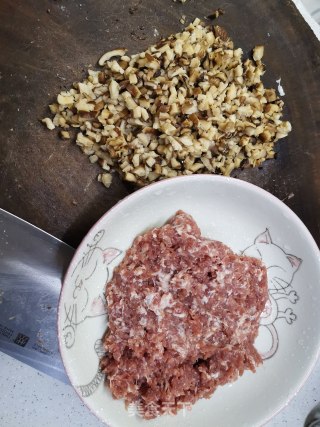冬菇蒸肉饼的做法步骤：1