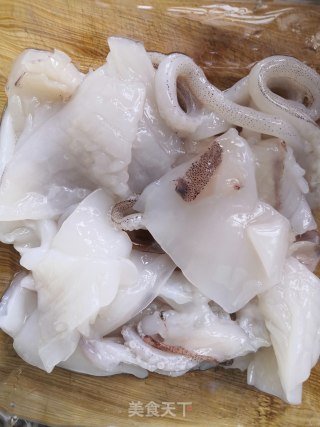 黄瓜炒鱿鱼的做法步骤：2