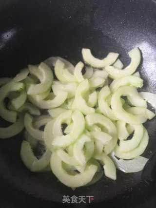 黄瓜炒鱿鱼的做法步骤：5