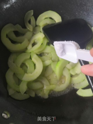 黄瓜炒鱿鱼的做法步骤：6