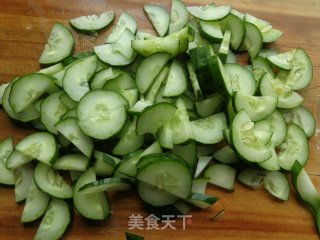 黄瓜炒肉片的做法步骤：2
