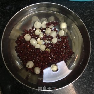 红豆莲子羹的做法步骤：1