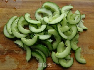 青瓜炒虾仁的做法步骤：2