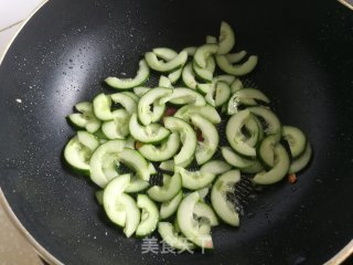 青瓜炒虾仁的做法步骤：4