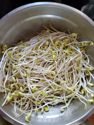 葱蒜拌黄豆芽的做法步骤：1