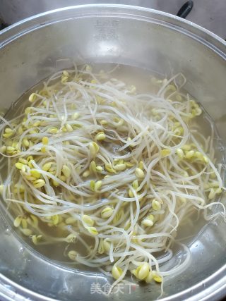 葱蒜拌黄豆芽的做法步骤：4