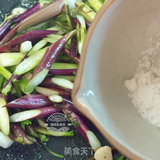 腊味炒红菜苔的做法步骤：9
