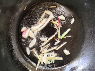姜丝炒花甲的做法步骤：5