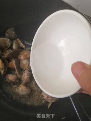 姜丝炒花甲的做法步骤：8