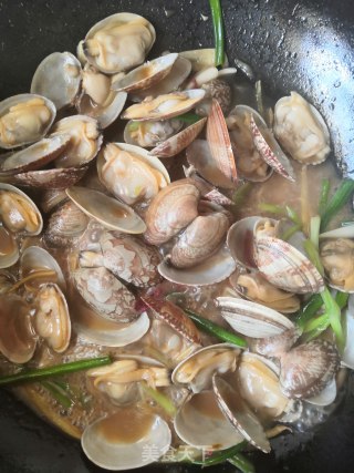 姜丝炒花甲的做法步骤：10