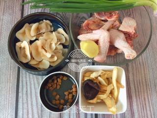 海底椰瑶柱玉竹煲老鸡的做法步骤：1