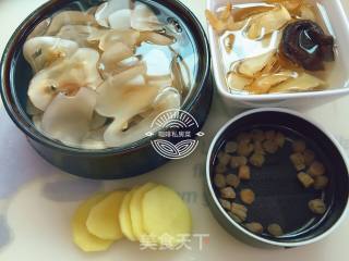 海底椰瑶柱玉竹煲老鸡的做法步骤：2
