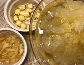 银耳莲子百合羹的做法步骤：1