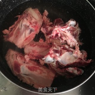 牛骨清汤的做法步骤：1