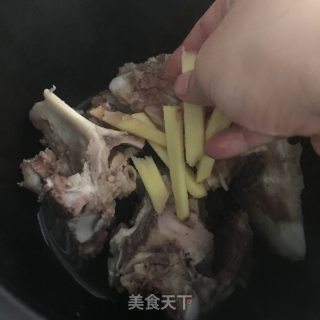 牛骨清汤的做法步骤：4
