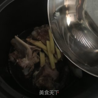 牛骨清汤的做法步骤：5