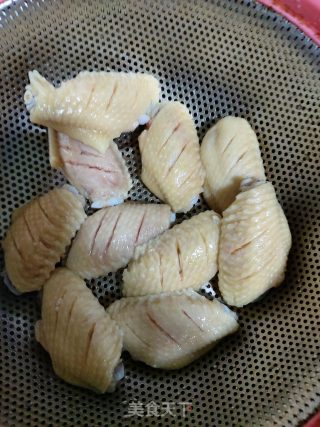 电饭煲烤鸡翅的做法步骤：1