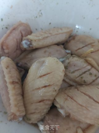 电饭煲烤鸡翅的做法步骤：2
