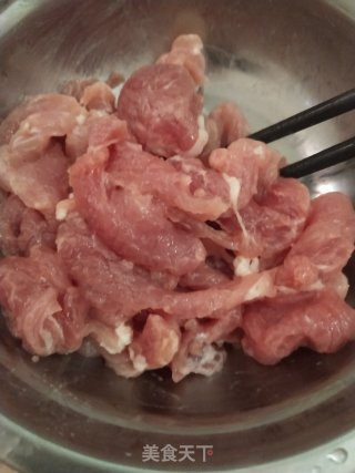 莴笋炒肉的做法步骤：1