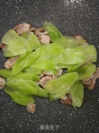 莴笋炒肉的做法步骤：4