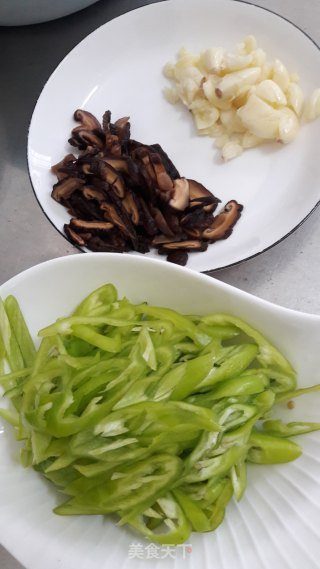 香菇炒尖椒的做法步骤：1