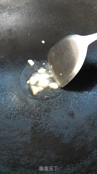 香菇炒尖椒的做法步骤：2