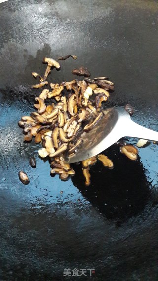 香菇炒尖椒的做法步骤：3