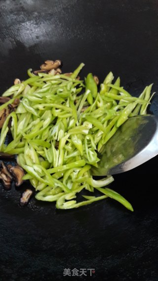 香菇炒尖椒的做法步骤：4