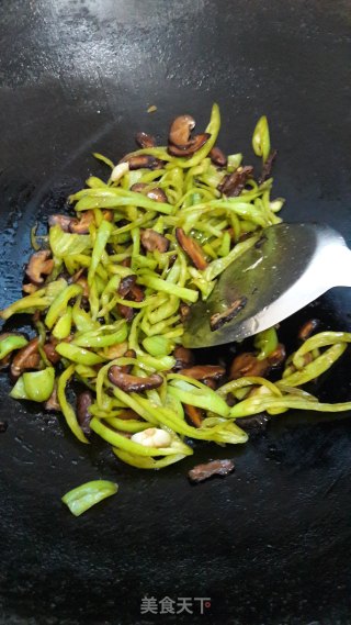 香菇炒尖椒的做法步骤：5