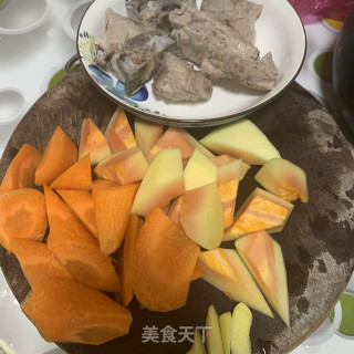 木瓜萝卜党参排骨汤的做法步骤：1