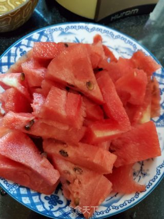 鲜榨西瓜汁的做法步骤：2