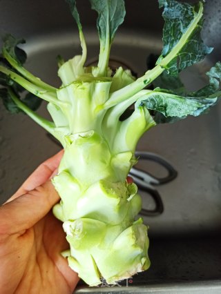 脆腌西兰花梗的做法步骤：1