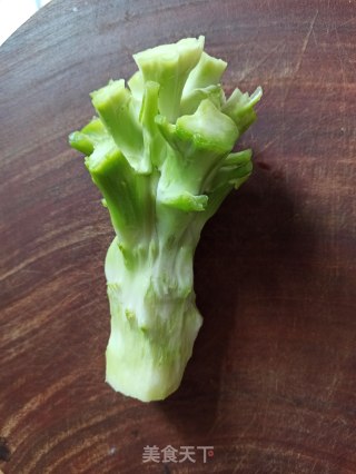 脆腌西兰花梗的做法步骤：2