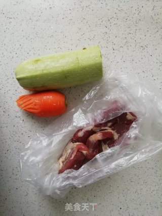 笋瓜炒肉片的做法步骤：1