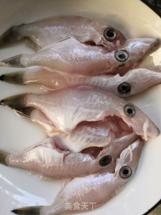 清煮剥皮鱼的做法步骤：1