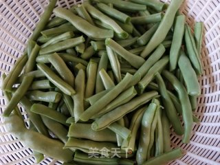 田鸡腿炒四季豆的做法步骤：2