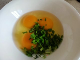 香葱炒鸡蛋的做法步骤：2