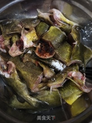 砂锅焖黄骨鱼的做法步骤：2