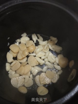 砂锅焖黄骨鱼的做法步骤：4