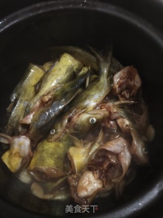 砂锅焖黄骨鱼的做法步骤：5