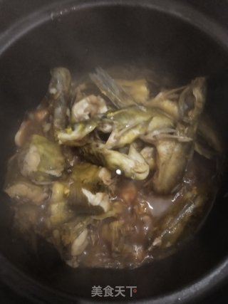 砂锅焖黄骨鱼的做法步骤：6