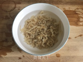 鲜美又补钙的【韭菜炒扇贝边】的做法步骤：2