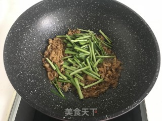 鲜美又补钙的【韭菜炒扇贝边】的做法步骤：6