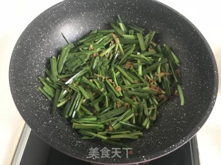 鲜美又补钙的【韭菜炒扇贝边】的做法步骤：7
