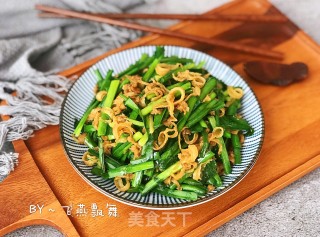 鲜美又补钙的【韭菜炒扇贝边】的做法步骤：10
