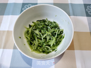 凉拌红薯粉条的做法步骤：2